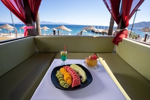 2 restaurantes, se sirven desayunos, comidas y cocina internacional