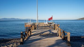 Privat strand, strandtelt (mot et tillegg), solsenger og parasoller