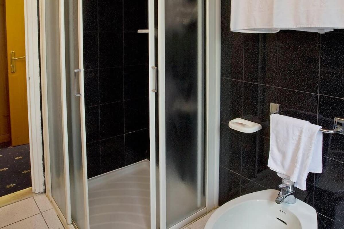 Regadera, regadera tipo lluvia, amenidades de baño gratuitas