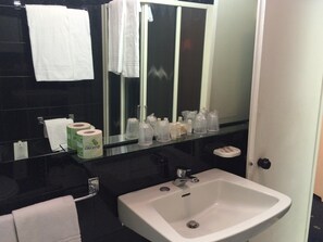 Dusche, Regendusche, kostenlose Toilettenartikel, Haartrockner