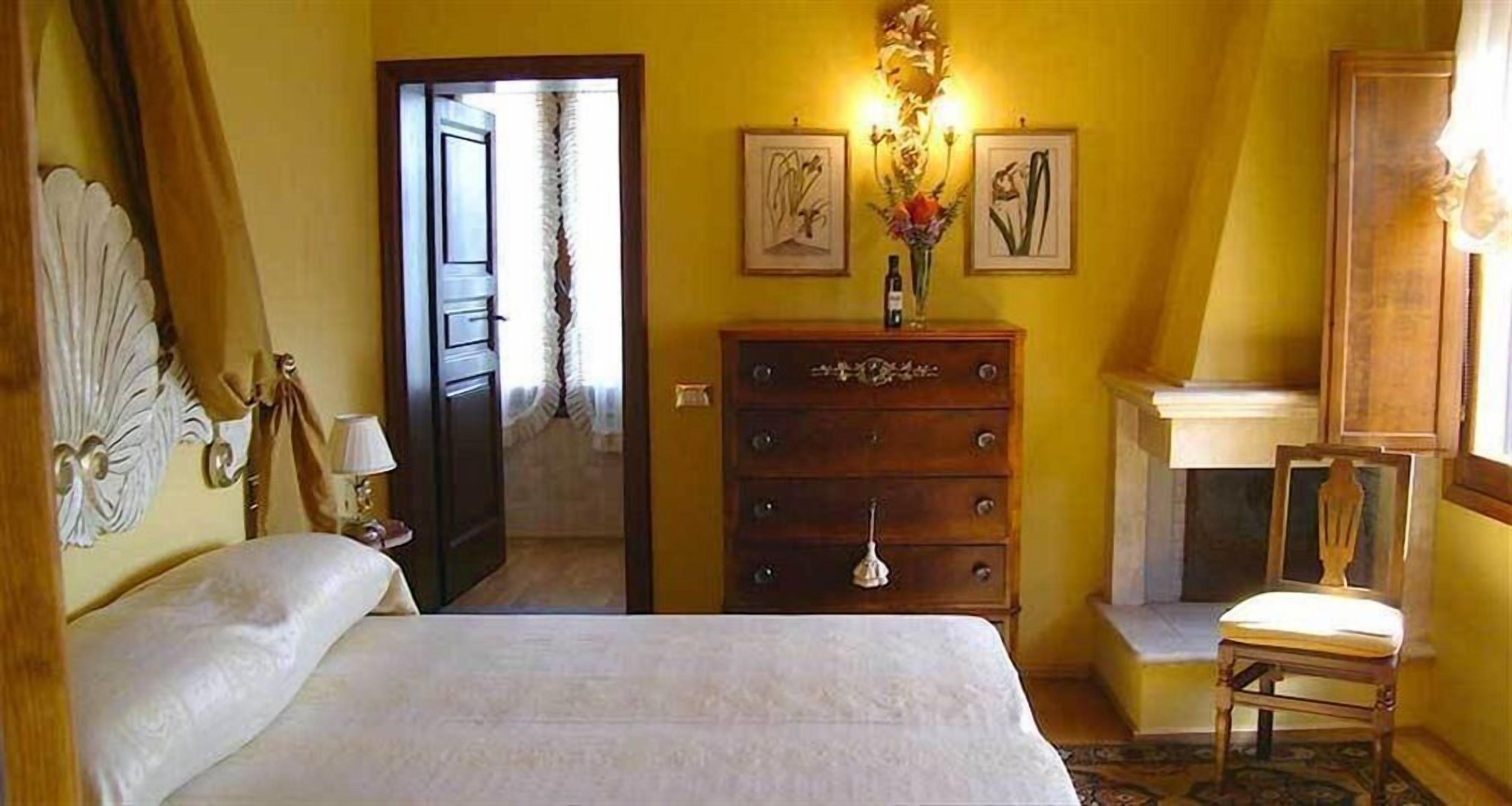 Minibar, in-room safe, free WiFi, bed sheets