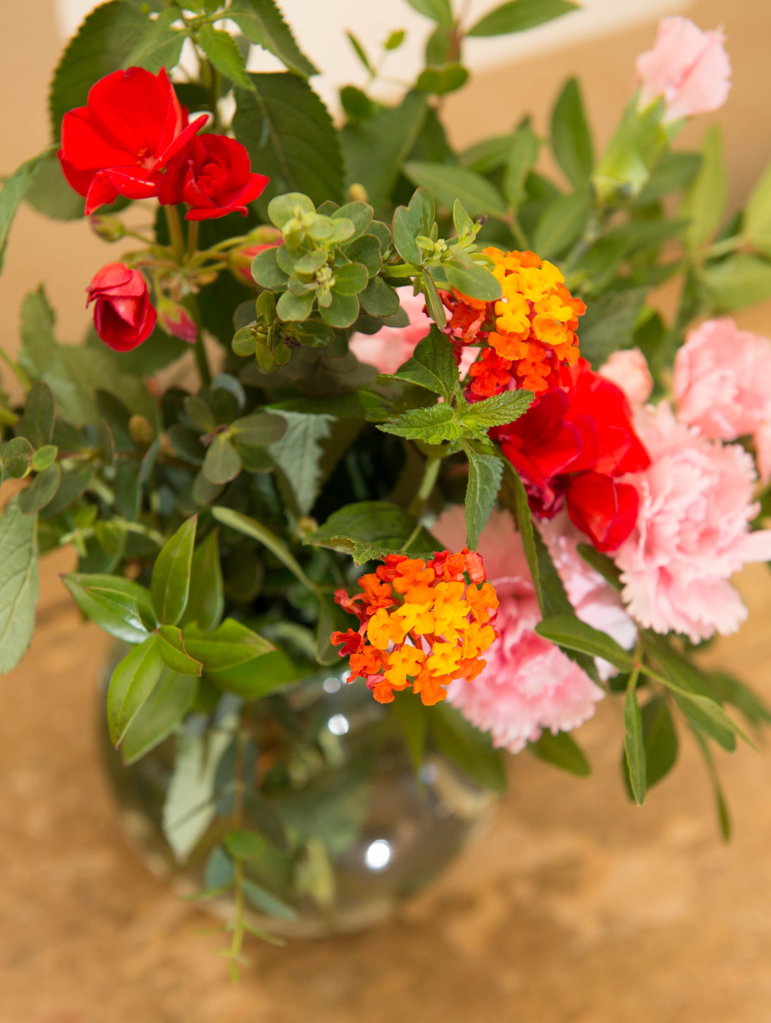 Un bouquet de fleurs dans un vase en verre transparent.