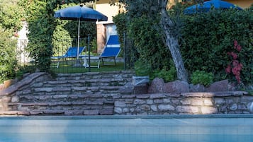 Piscine extérieure, parasols de plage, chaises longues