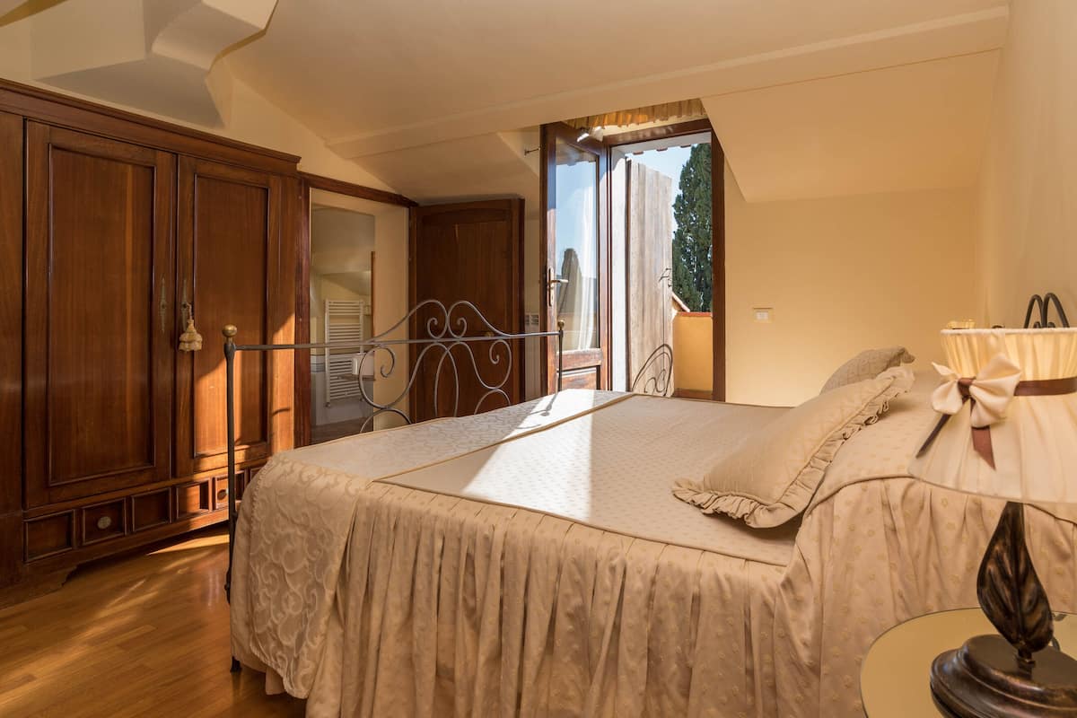 Minibar, in-room safe, WiFi (free), bed sheets