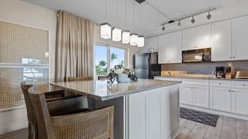 Full-sized fridge, microwave, stovetop, coffee/tea maker