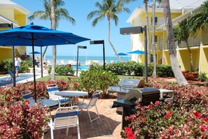 Outdoor dining - Sandpiper Gulf (Fort Myers Beach)