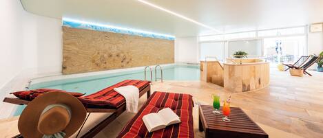 Una piscina cubierta