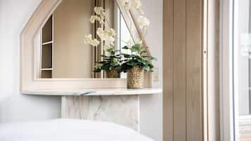 Suíte, 1 cama de casal, sacada (Quiet Location;with Sofabed) | Comodidades do quarto