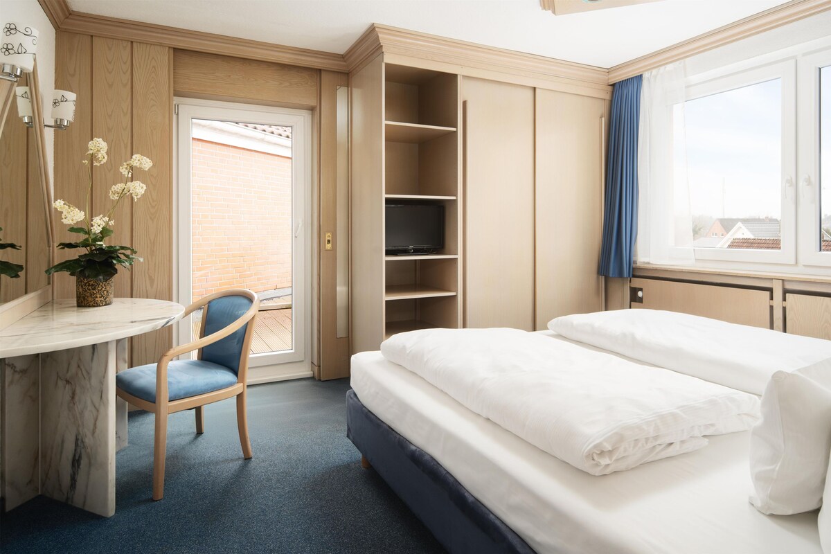 Suite, 1 Double Bed, Balcony (Quiet Location;with Sofabed) | Hypo-allergenic bedding available, desk, WiFi (free), alarm clocks