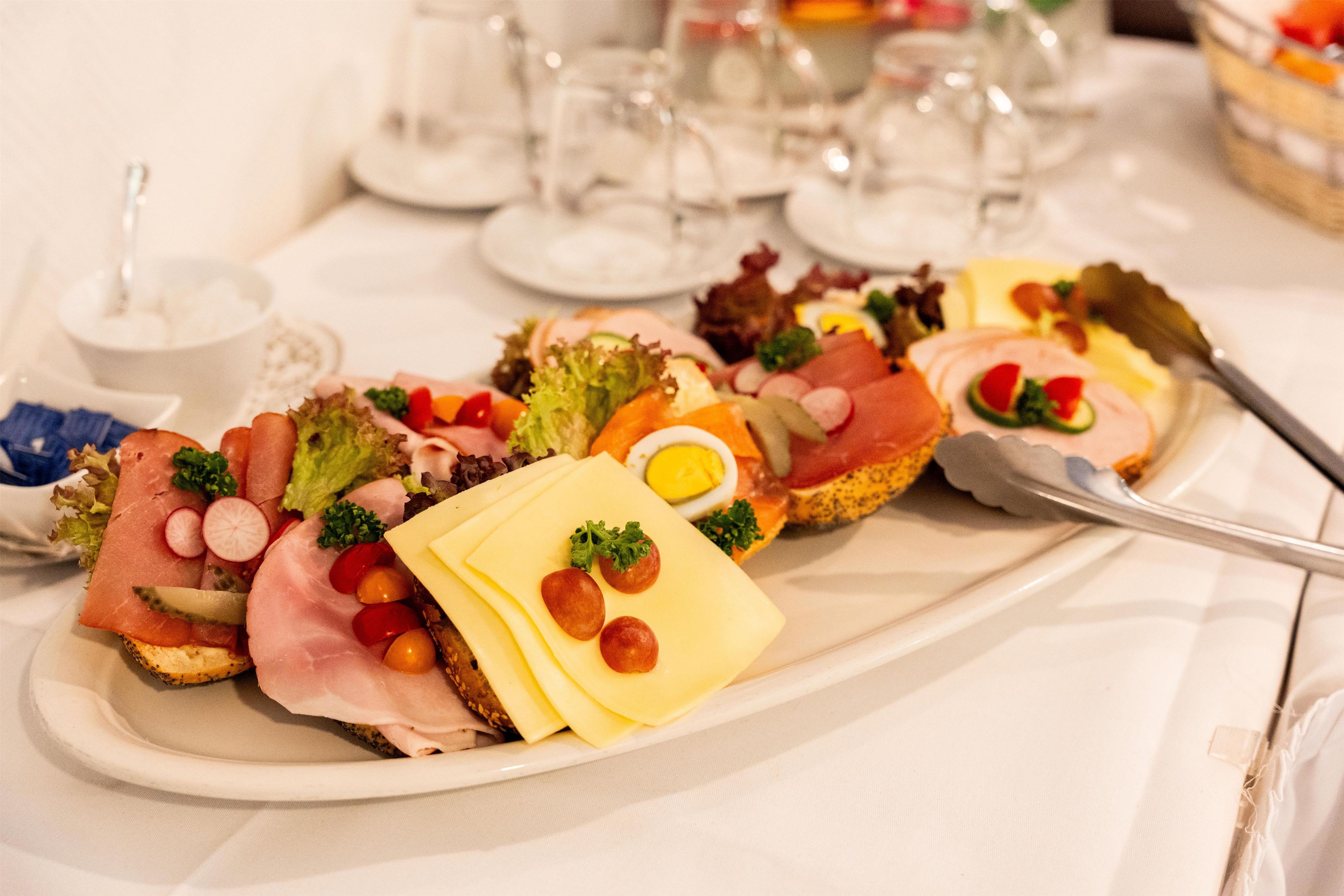 Une assiette d’amuse-gueules composée de différentes sortes de viandes, de fromages et de garnitures.
