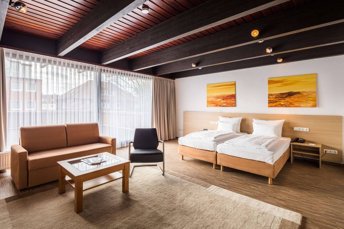 1 bedroom, hypo-allergenic bedding, desk, free wifi