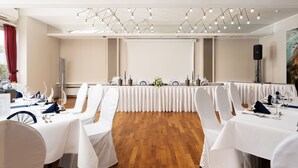 A conference room with white tables, chairs, and a modern chandelier. - Best Western Hotel Heide (Oldenburg)