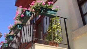 A building with balconies adorned with pink flowers and wooden railings. - Reutlingenhof Boutique Hotel - Special Class (Antalya)