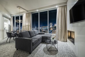 Suite Scenique with King bed and Old Quebec view | Living area | 55-inch flat-screen TV with cable channels - Le Capitole Hôtel (Québec City)