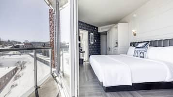 Room Citadine with King Bed, Balcony and Old Quebec View | 1 bedroom, premium bedding, minibar, in-room safe