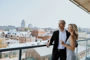 Room Horizon with Kind bed, balcony with Old Quebec view