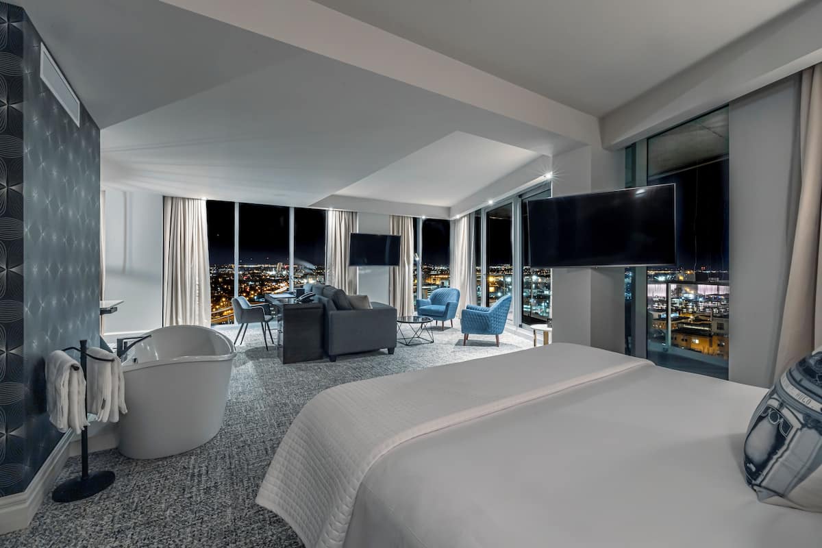 Suite Horizon with King bed, balcony, Old Quebec view and Laurentides view