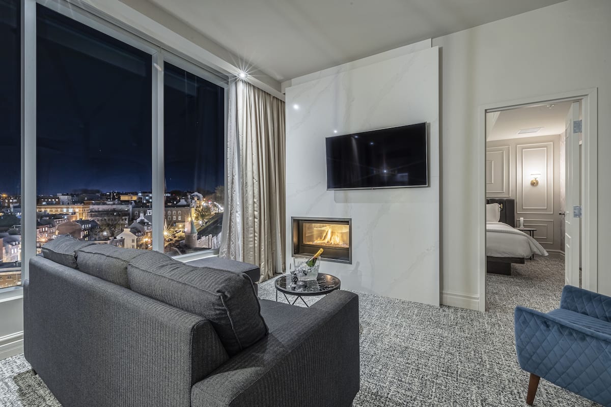 Suite Scenique with King bed and Old Quebec view | Living area