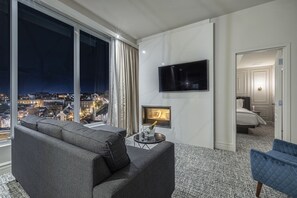 Suite Scenique with King bed and Old Quebec view | Living area | 55-inch flat-screen TV with cable channels - Le Capitole Hôtel (Québec City)