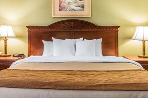 Standaard kamer, 1 kingsize bed met slaapbank | Een kluis op de kamer, een bureau, een laptopwerkplek