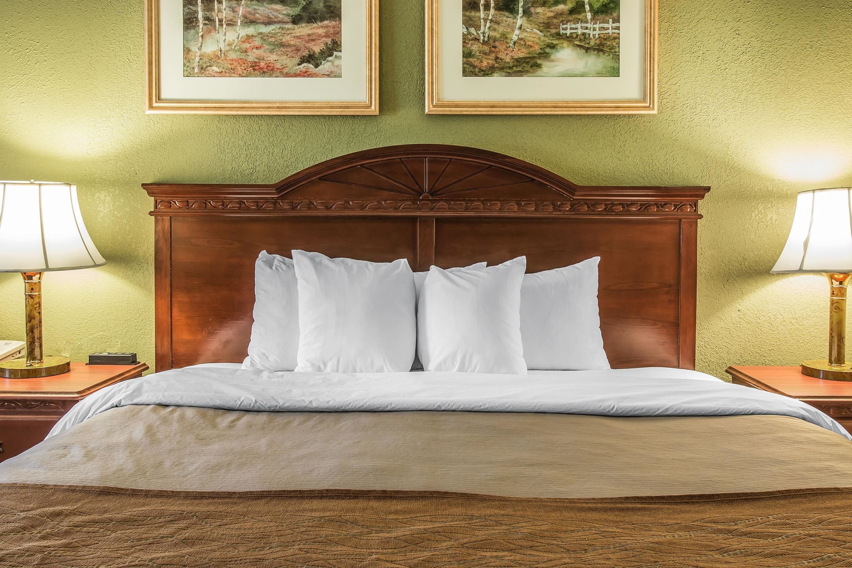 客房內保險箱、書桌、筆電工作空間、熨斗/熨衣板