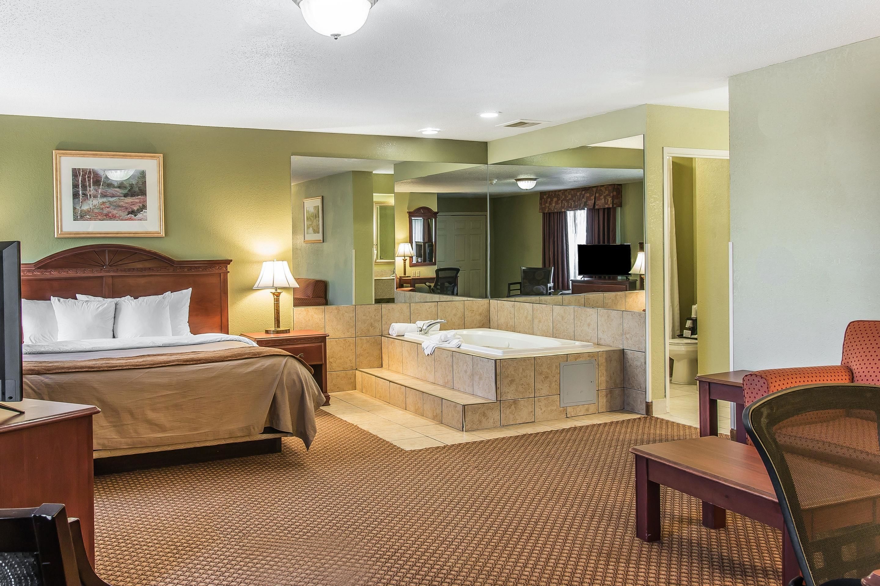 客房內保險箱、書桌、筆電工作空間、熨斗/熨衣板