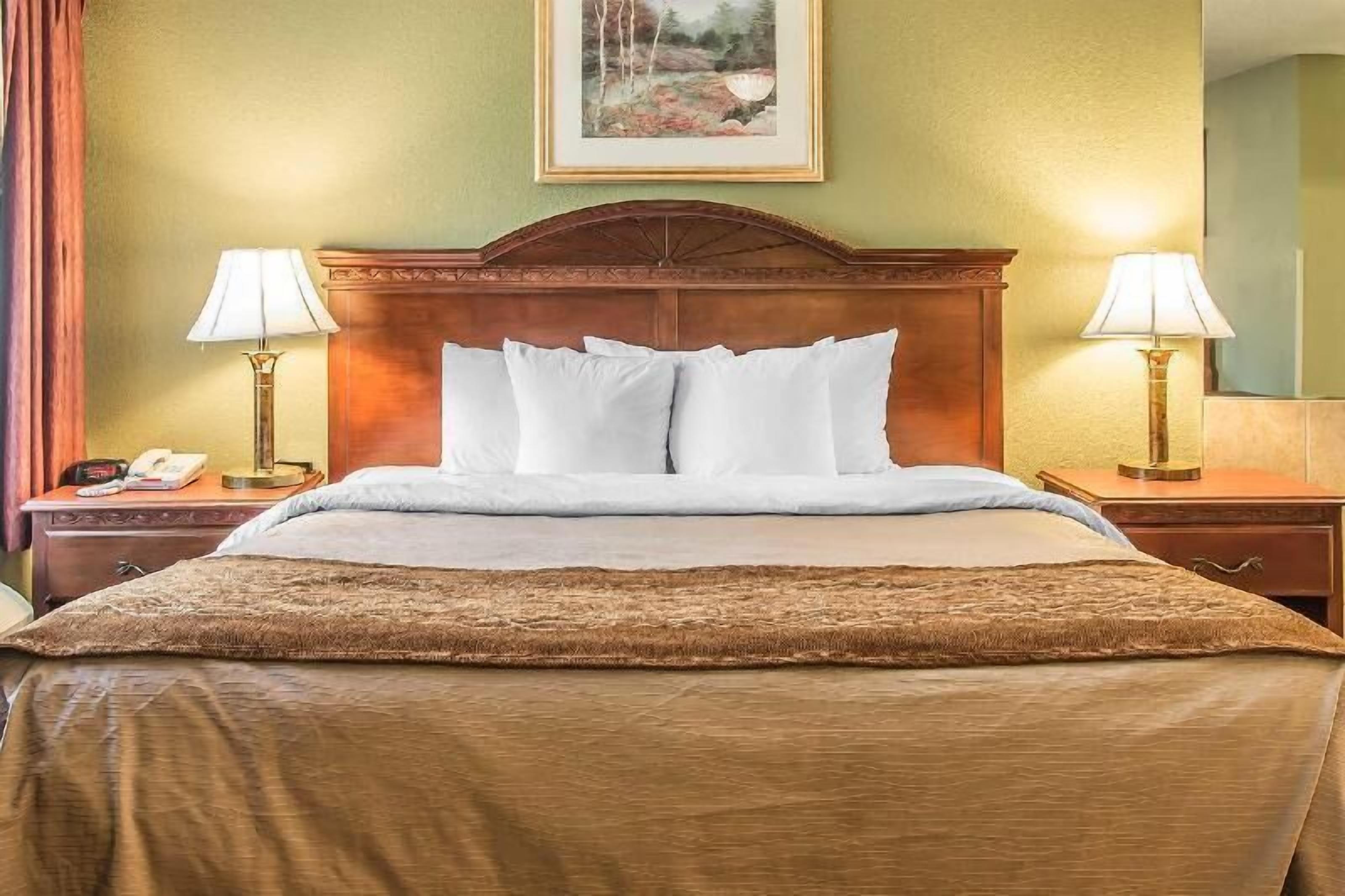 客房內保險箱、書桌、筆電工作空間、熨斗/熨衣板