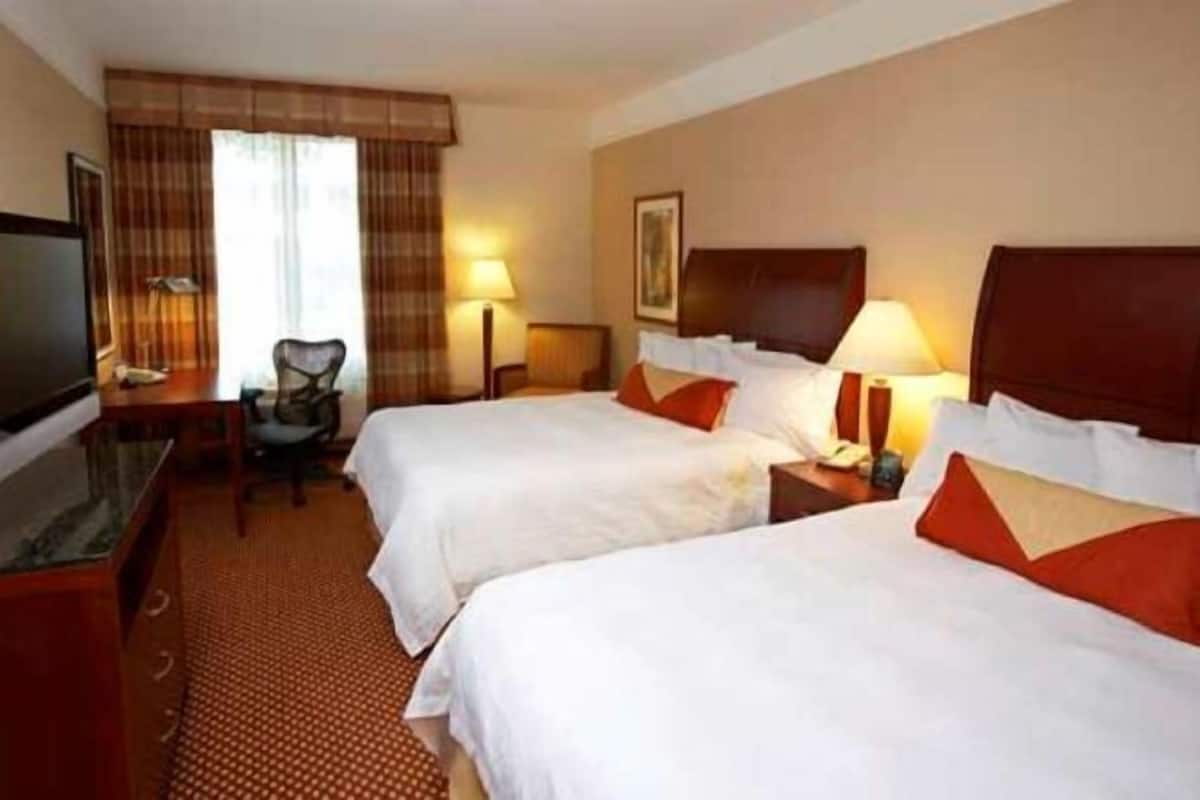 Tallelokero huoneessa, silitysrauta/-lauta, ilmaiset vauvansängyt