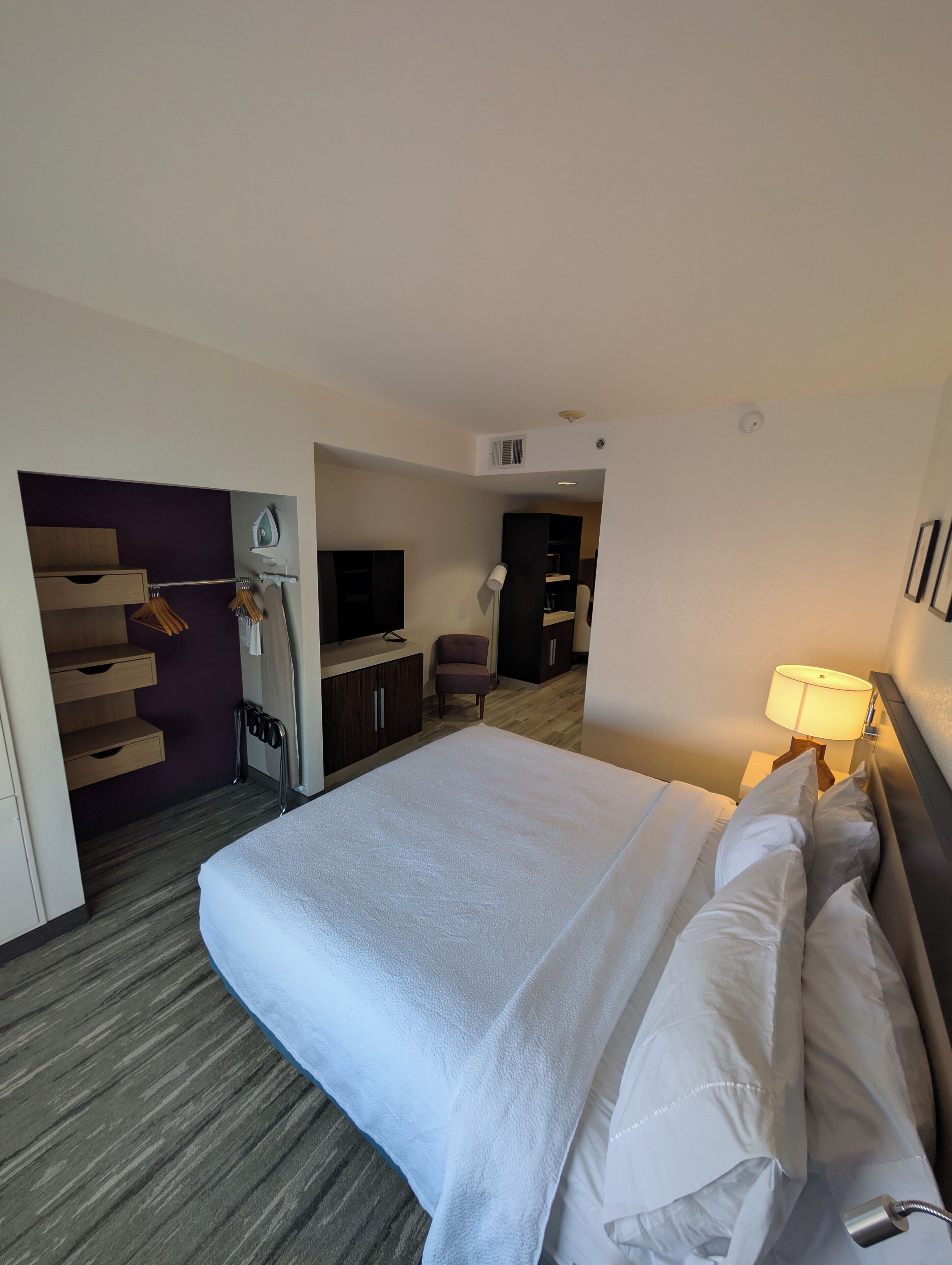 1 giường cỡ king | Bàn ủi/dụng cụ ủi quần áo, nôi (giường cho trẻ sơ sinh) miễn phí 