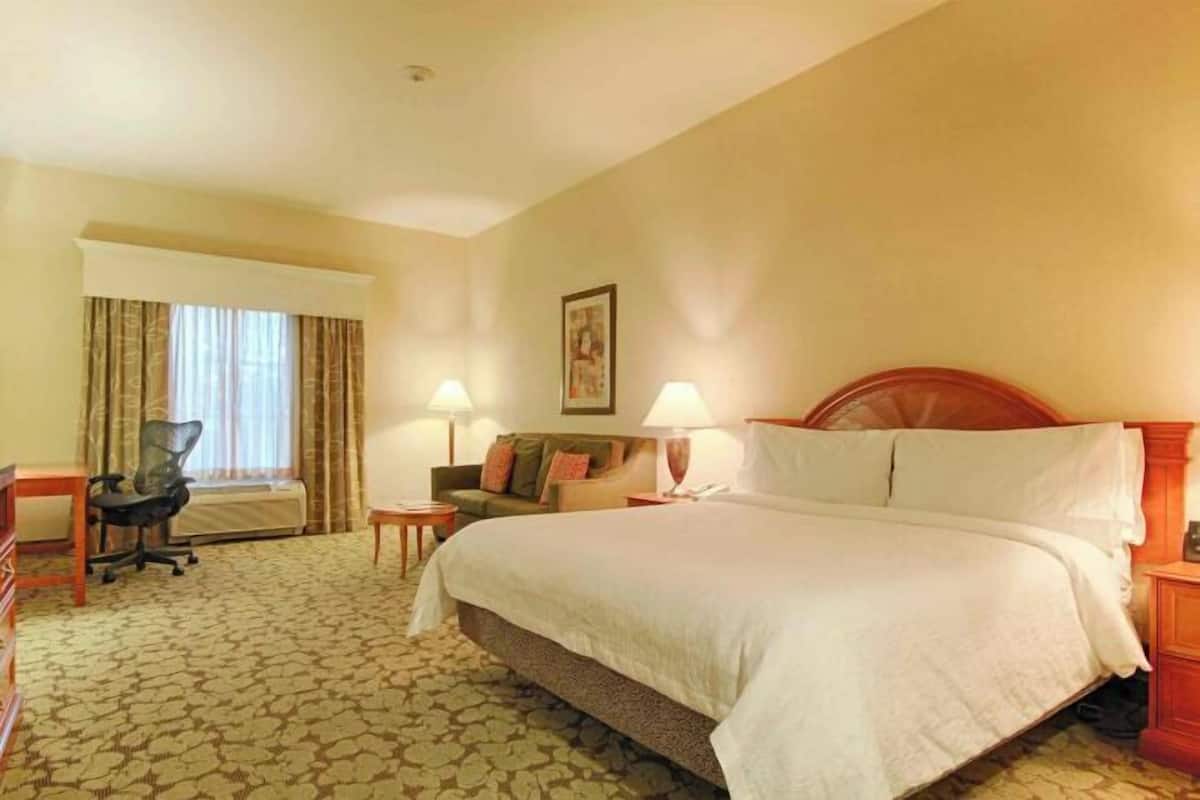 Tallelokero huoneessa, silitysrauta/-lauta, ilmaiset vauvansängyt