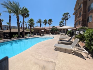 Außenpool, Sonnenschirme, Liegestühle