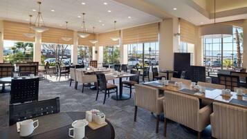 每日供应全套早餐(每人 USD 14.95)