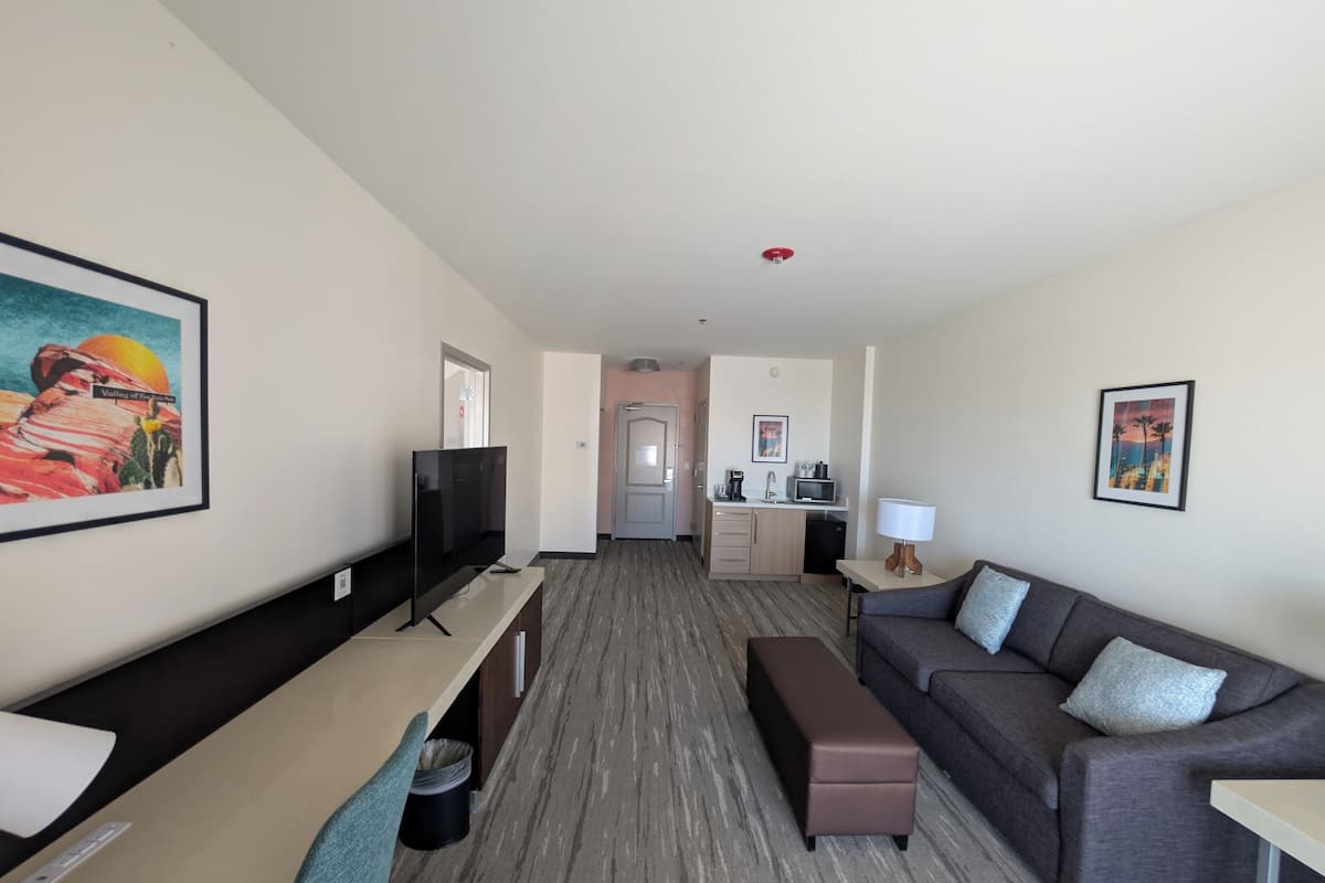 Suite, 1 King-Bett, Nichtraucher | Zimmersafe, Bügeleisen/Bügelbrett, kostenlose Babybetten