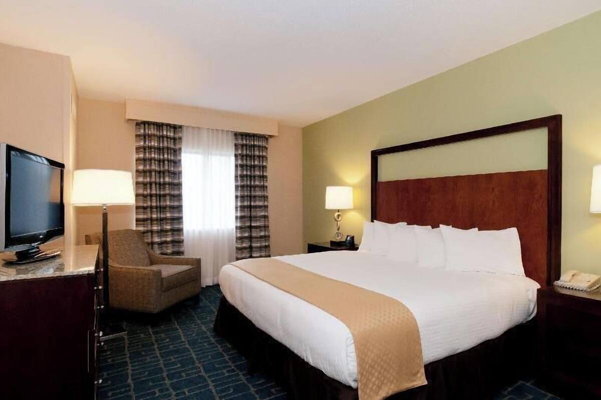 In-room safe, desk, iron/ironing board, free WiFi