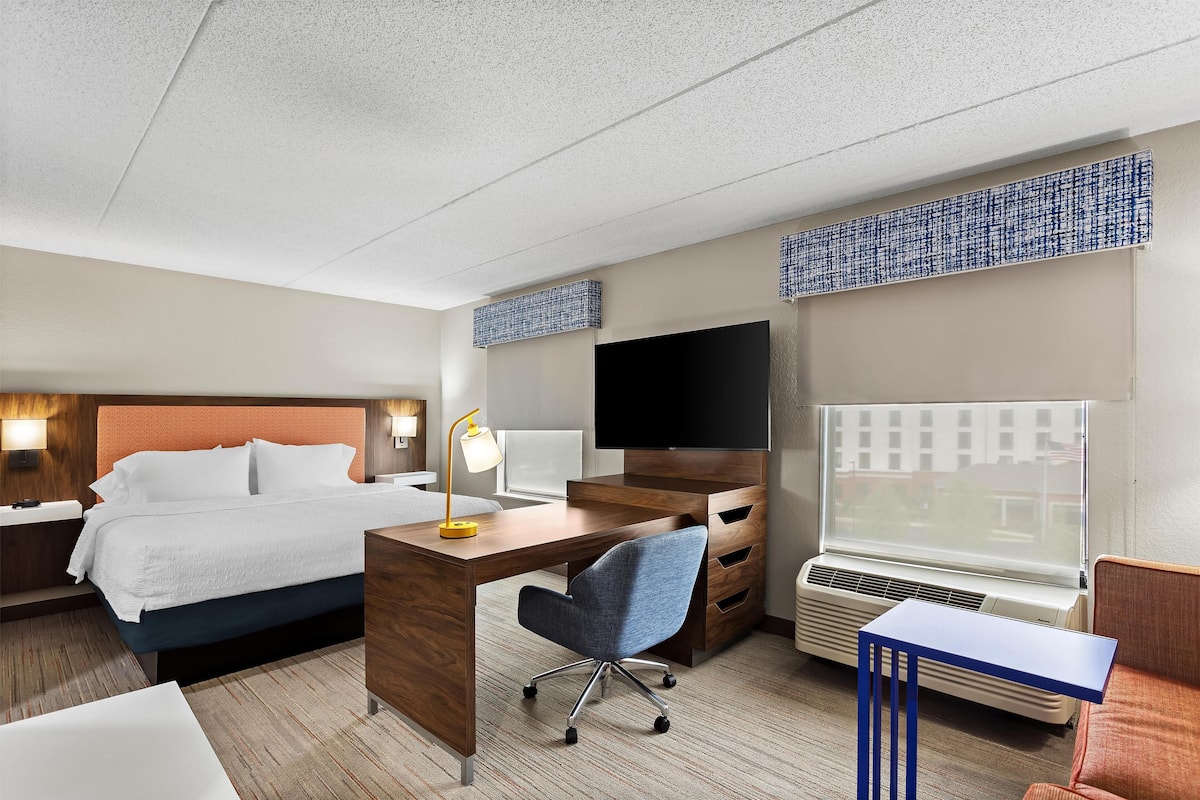Studio, 1 Tempat Tidur King dengan tempat tidur Sofa | Area keluarga | Televisi LCD 40-inci dengan saluran TV kabel, TV, dan film berbayar