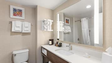 Standardzimmer, 2 Queen-Betten | Badezimmer | Duschwanne, kostenlose Toilettenartikel, Haartrockner, Handtücher