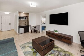 Suíte, 1 cama King, para não fumantes | Roupas de cama premium, escrivaninha, ferros/tábuas de passar roupa