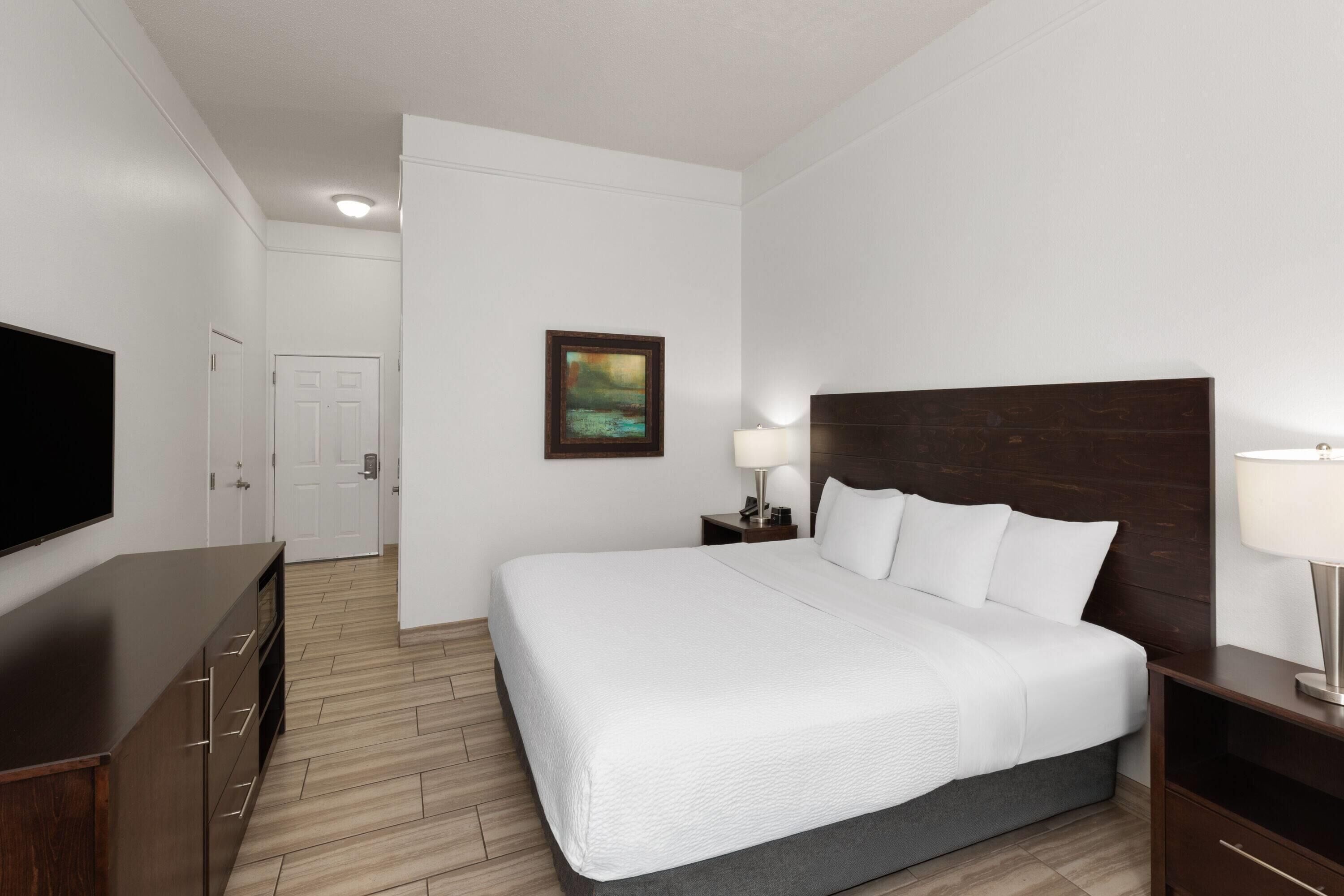 Premium bedding, desk, iron/ironing board, free cots/infant beds