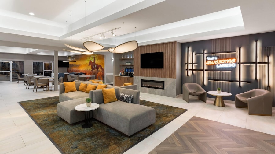 La Quinta Inn & Suites by Wyndham Laredo Airport