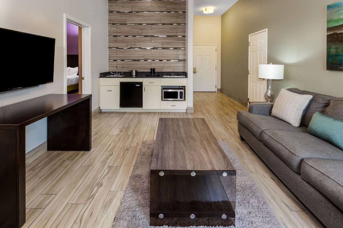 suite, 1 king bed, non smoking | premium bedding, desk, iron/ironing board, free cots/infant beds