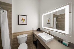Suite, 2 camas Queen size, para no fumadores (Deluxe Family) | Baño | Tina con regadera, amenidades de baño gratuitas, secadora de cabello 