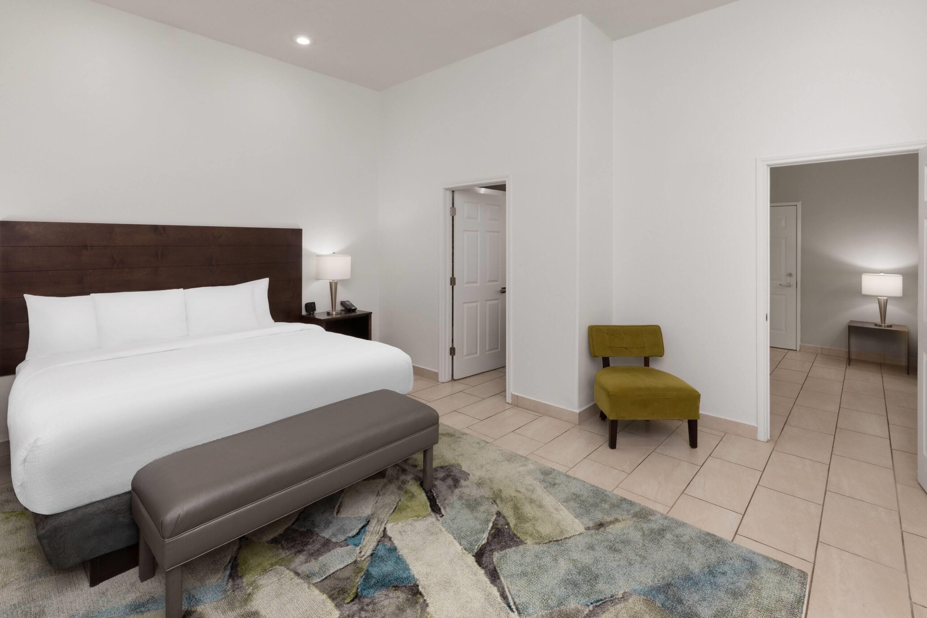 Suite Deluks, 1 Tempat Tidur King, Bebas Asap Rokok | Seprai premium, meja kerja, dan setrika/meja setrika