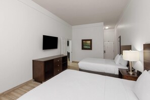 Premium bedding, desk, iron/ironing board, free cots/infant beds - La Quinta Inn & Suites by Wyndham Laredo Airport (Laredo)