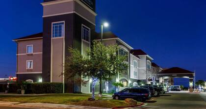 La Quinta Inn & Suites by Wyndham Laredo Airport