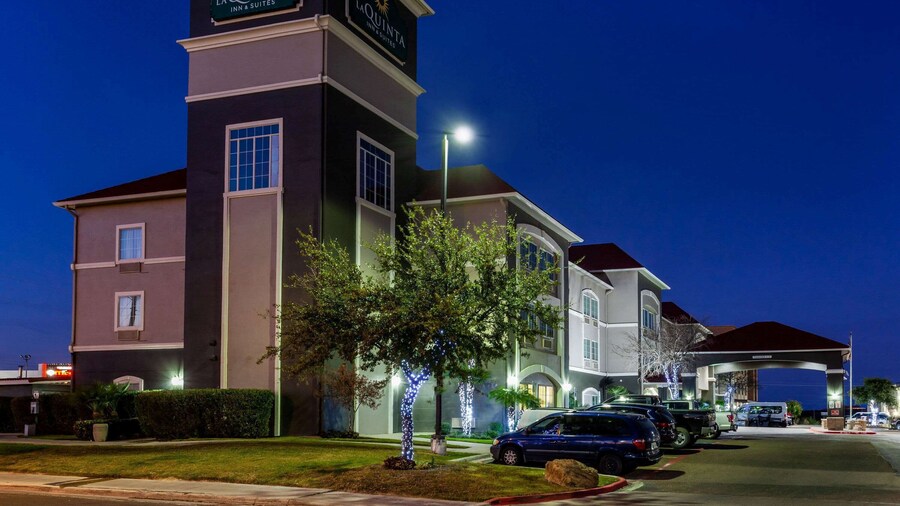 La Quinta Inn & Suites by Wyndham Laredo Airport