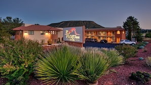 A Views Inn in Sedona with a large sign, a parking lot, and surrounding landscaping.