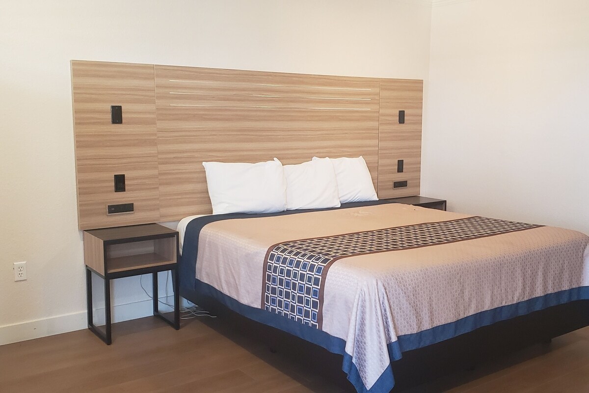 Chambre Standard, 1 très grand lit | Bureau, fer et planche à repasser, accès au Wi-Fi (inclus)