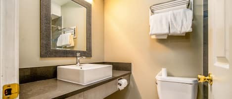 Combined shower/bathtub, hair dryer, towels