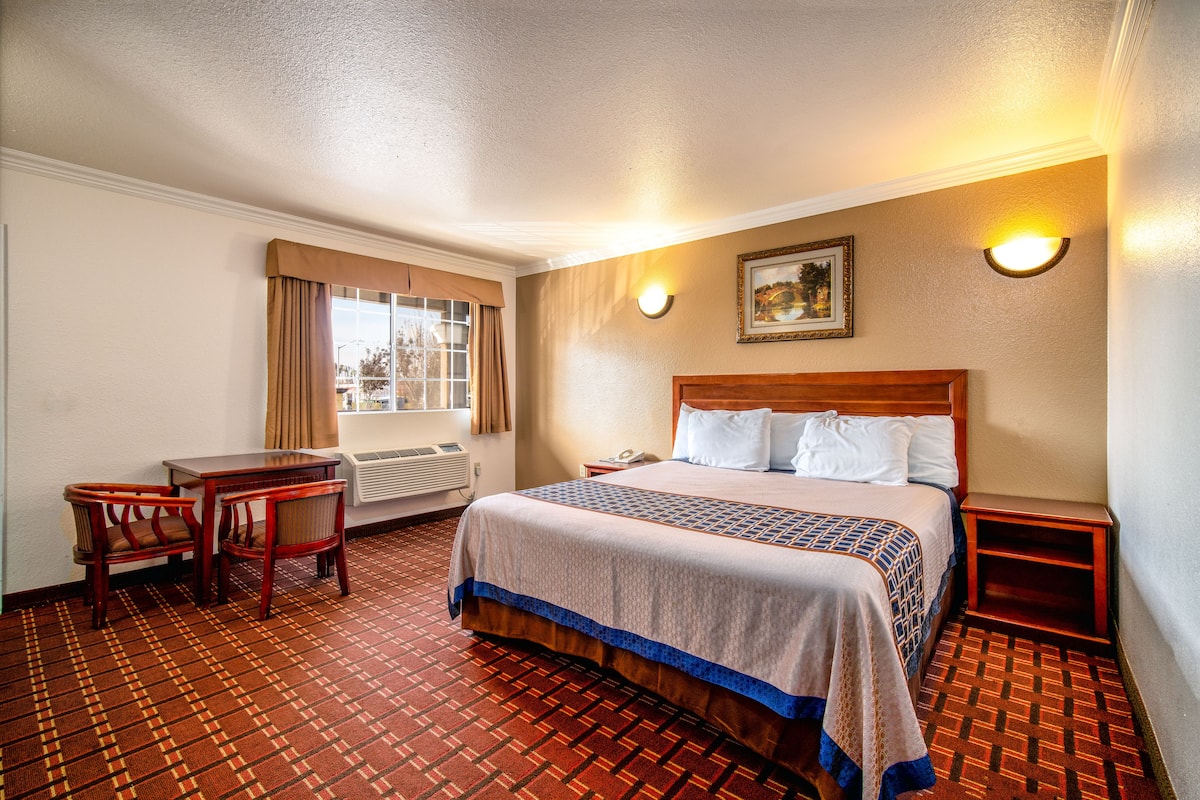 Standard Room, 1 King Bed | Desk, iron/ironing board, free WiFi