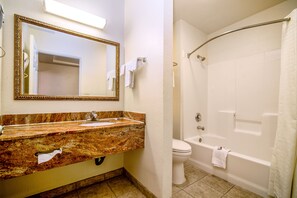 Combined shower/tub, hair dryer, towels - Regency Inn & Suites (Downey)